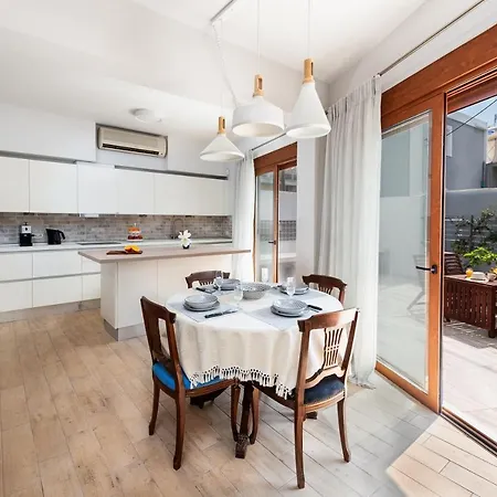 Сasa de vacaciones Ritas Modern In-city House